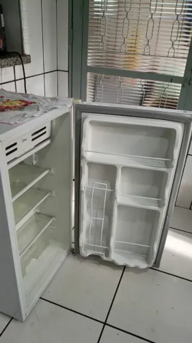 Frigobar Midea MRC10B1 93 litros usado