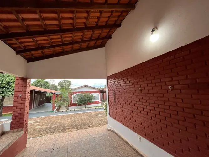 chalé com pe direito alto e mobiliado bem localizado.