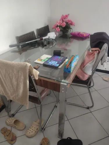 Mesa de vidro com cadeiras de ferro