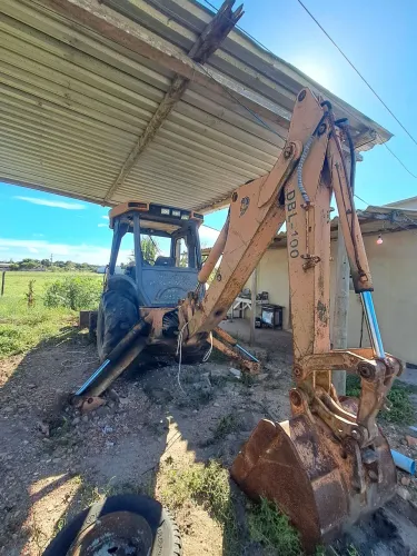 Venda de retroescavadeira 