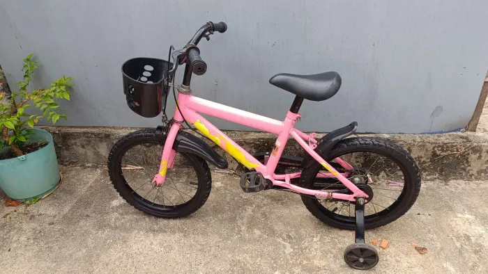 Bicicleta aro 16 semi nova com rodinhas