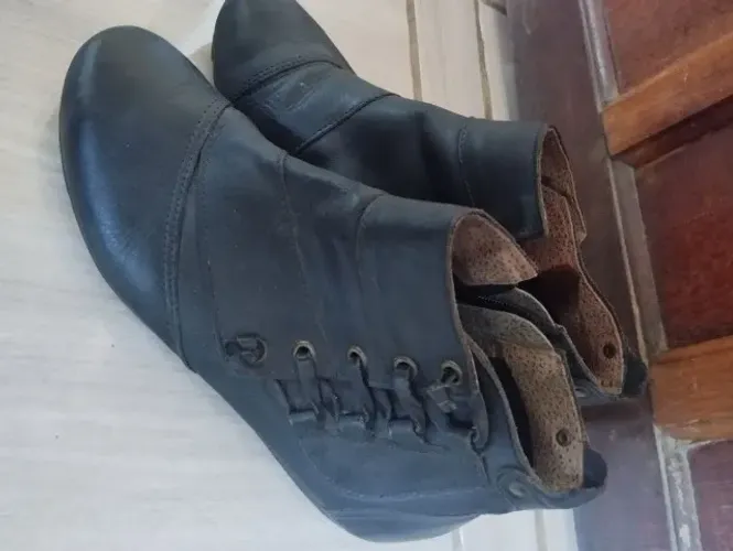 bota mondial preta