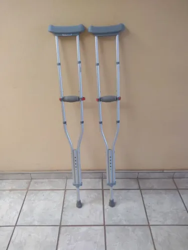 Vendo Par de Muleta Axilar Regulável Dobrável 3 tamanhos em 1 (P,M,G) até 130kg 