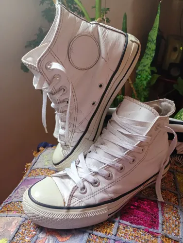 Tênis Converse Chuck Taylor All Star de cano alto em couro branco, tamanho 37,estiloso.