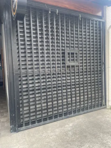 PORTA AUTOMÁTICA DE ENROLAR COM GRADE + MOTOR