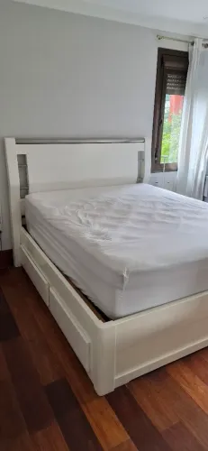 Cama de casal tamanho Queen em madeira