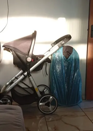 Desapego, carrinho de bebê 2 em 1 giro 360