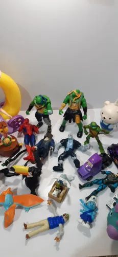 Lote de brinquedos variados. 
