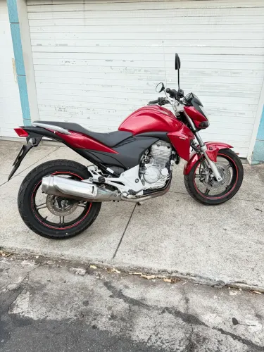 Honda CB300R ABS nas duas rodas