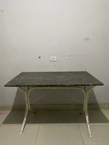 mesa granito cinza e suporte branco