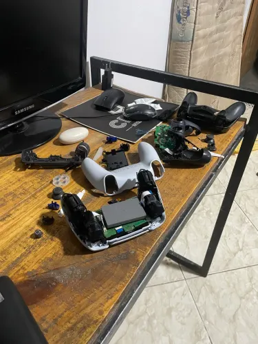 1 controle de Ps5 e 2 controle ps4 para montar com avarias