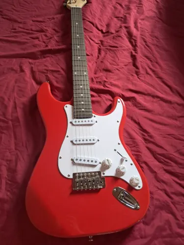 Guitarra Elétrica queen's vermelha Semi nova