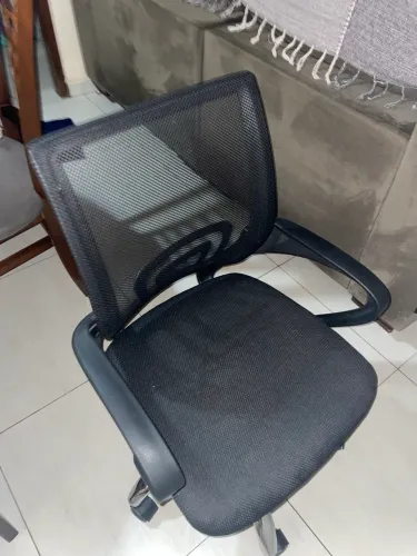 Cadeira de Escritório Preta com Rodinhas - Em Bom Estado