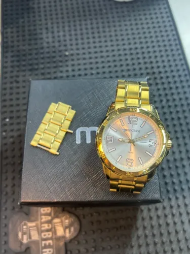 Relógio Mondaine dourado