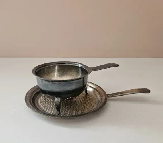 Coador de Chá com Suporte (Pinga Chá) Banhado à Prata