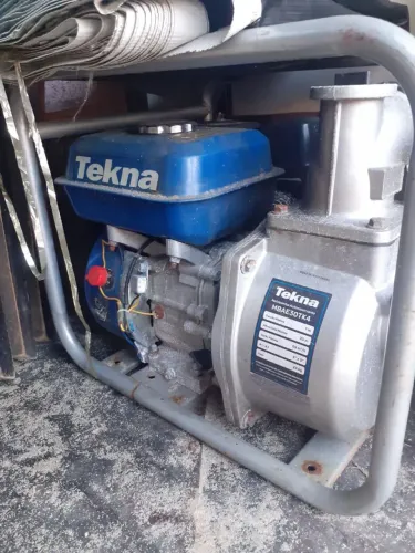 Vendo moto-bomba semi novo.