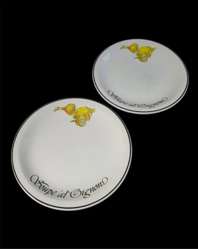 Par de pratos rasos vintage Porcelana Schmidt, tema "Soupe à l'oignon", Anos 70