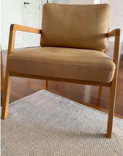 Par de poltronas em madeira e couro