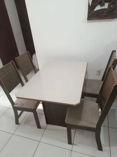 Mesa 0,75 x 1,10 mts. Com 4 cadeiras estofadas, ótimo estado