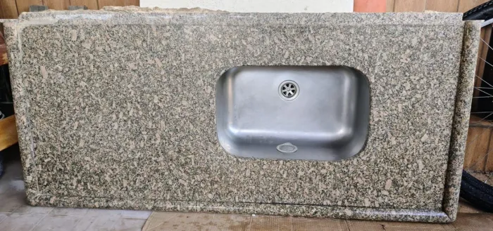 Vendo pia de granito com borda e cuba de inox Tramontina