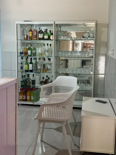 Contrata-se Recepcionista/Barwoman/Vendedora