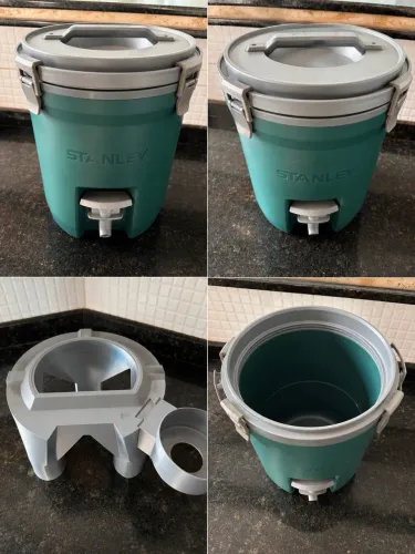 Combo Stanley Water Jug 7,5L + Suporte Premium com Porta-Copos | Usado