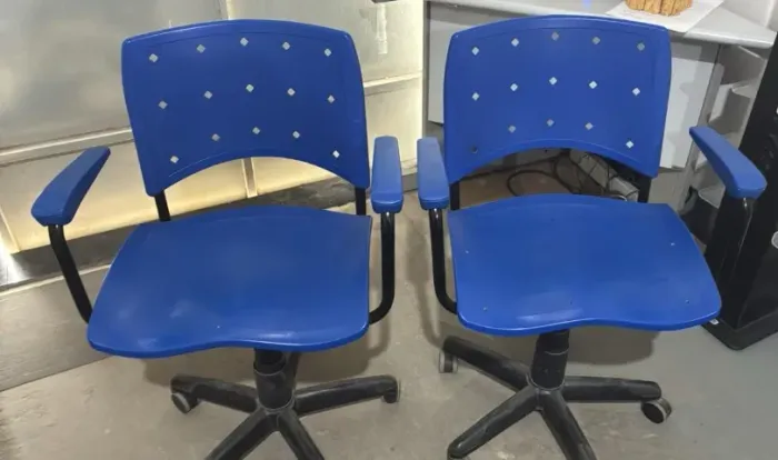 Cadeira azul de rodinha 4 unidades ( valor cada uma 196,00 reais)