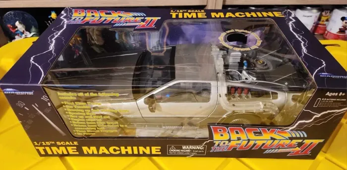 DeLorean Time Machine 1/15 - Back to the Future II - Diamond Select (Eletrônico