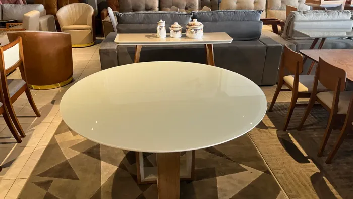 Mesa resistente de madeira 