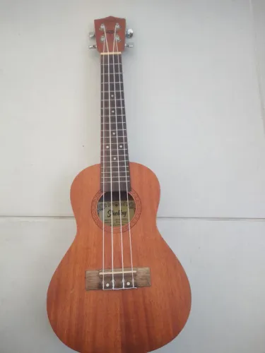 Ukulele em ótimo estado pronto para tocar
