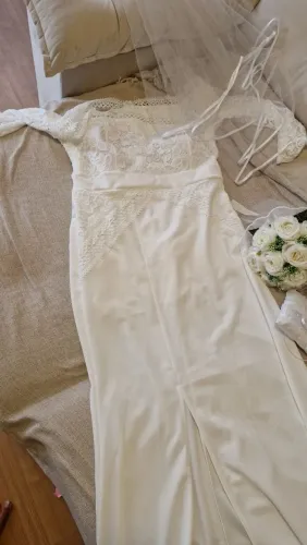 Vendo vestido de noiva usado apenas uma vez, está novo. Acompanha véu, buquê e almofadinha