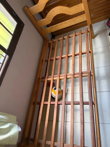 Cama de solteiro de madeira