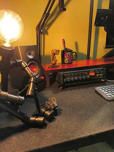 Shure M367 - Mixer Analógico Portátil de 6 Canais Mono com Limitador e VU Meter