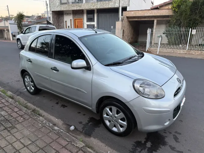 Nissan March SV 1.6 16V Flex Fuel 2013