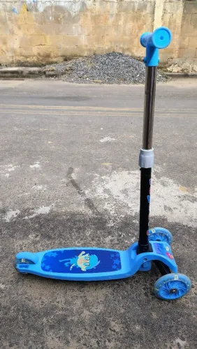 Patinete Infantil 3 Rodas com LED - Dobrável e Ajustável (A partir de 3 anos)