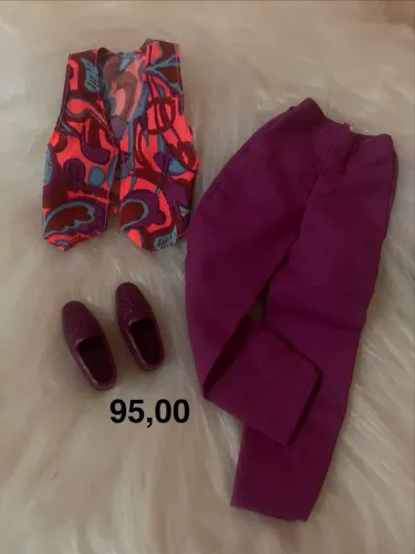 Este conjunto é o Ken My First Fashions Purple Outfit da Mattel, lançado em 1991