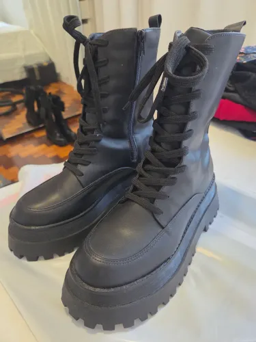 Bota cano médio preta