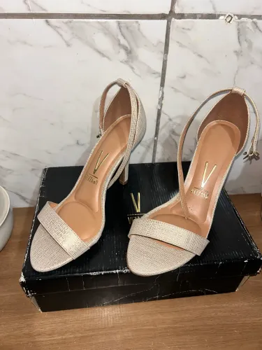 Vende-se sandália vizzano nova