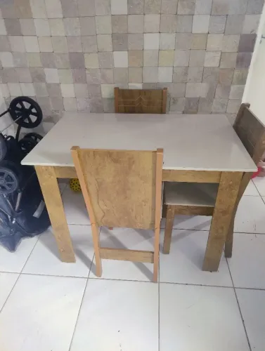 Mesa com duas cadeiras 
