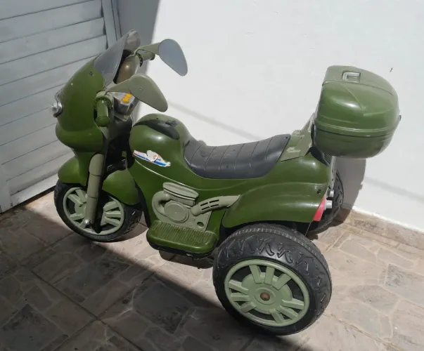 Moto elétrica infantil precisa reparo