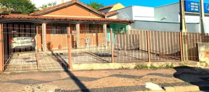 Casa à Venda em Valinhos, no bairro Vila Santo Antônio.