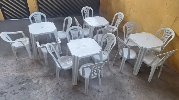 Mesa e cadeiras