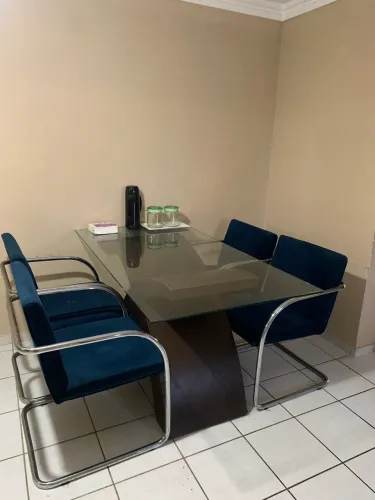 Conjunto de mesa com base de madeira + 4 cadeiras