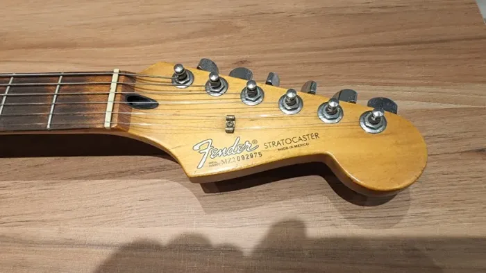 Guitarra Fender MIM Standard 