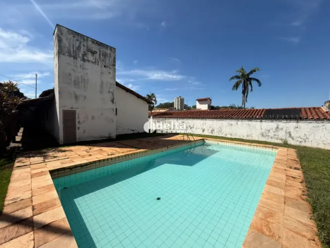 Casa Comercial disponível para locação no bairro Lídice em Uberlândia-MG
