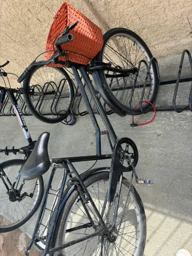 Bicicleta pneu traseiro trocado recente