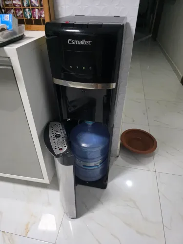 Bebedouro com garrafão embutido