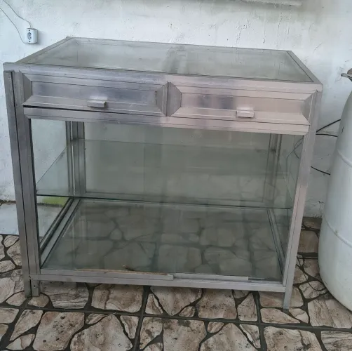 Vende-se balcão de vidro com  2 portas e 2 gavetas