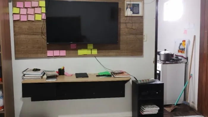 Painel , TV Philco, escrivania completa mais cadeira com rodas.