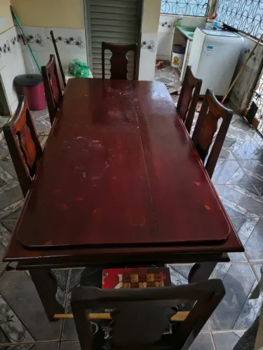 Vendo mesa de madeira com 6 cadeiras